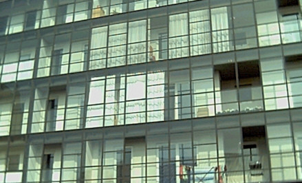 Balkone hinter Glas
