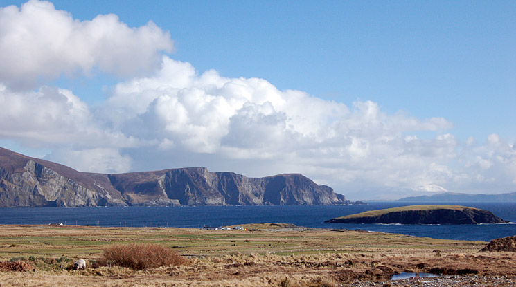Die Bucht von Keel, Achill Island, gesehen von der Straße nach Dooagh. Foto: Thomas Backs