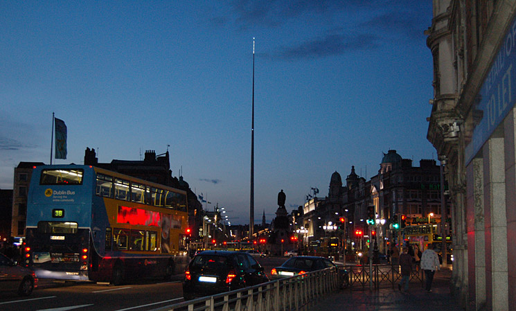 Ständer auf der O`Connell Street: The Spire gesehen von der O`Connell Bridge. Foto: Thomas Backs