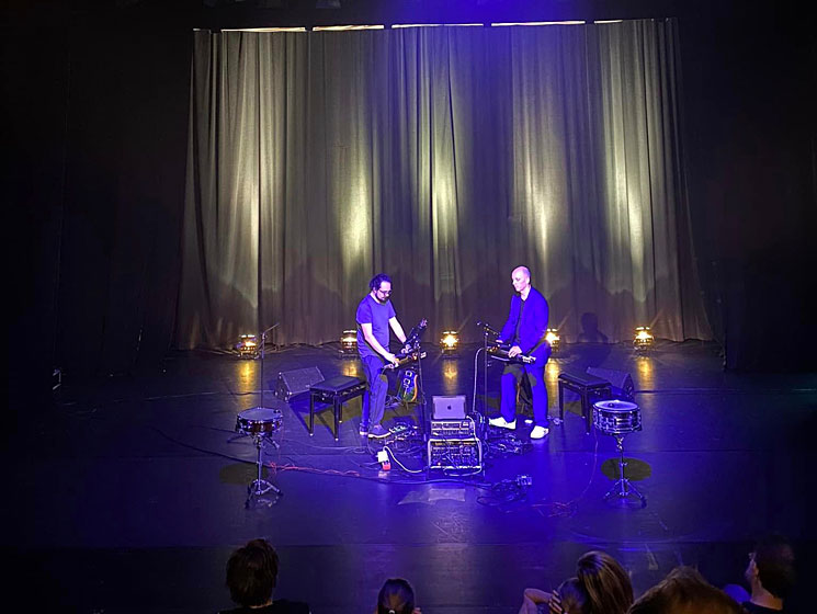 Ruben Maria Santorsa (links) und Adrian Pereyra (rechts) live im abraxas Theater Augsburg am 2023-07-21 (Foto Iris Lichtinger)