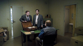 Eine Taube sitzt auf einem Zweig und denkt über das Leben nach (Roy Andersson)